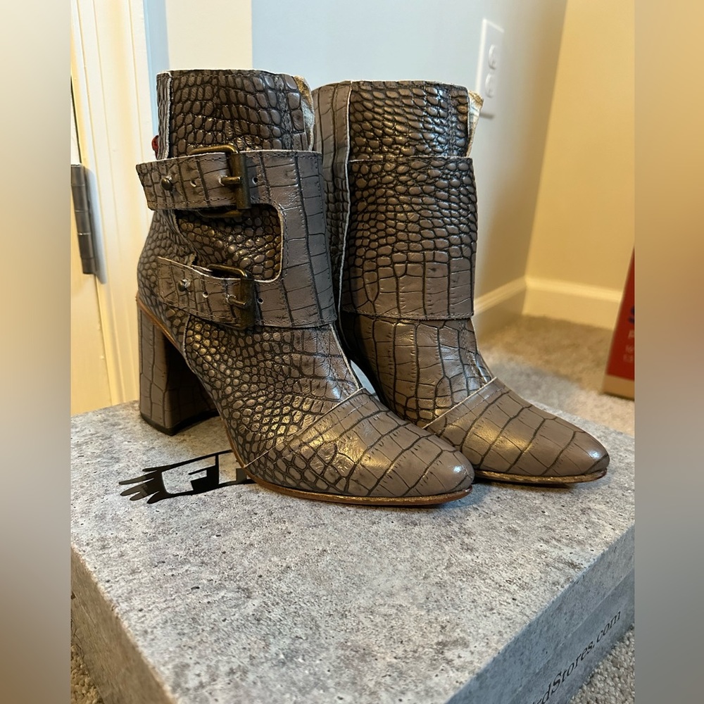 Freebird Joey, Stone Croco, size 9